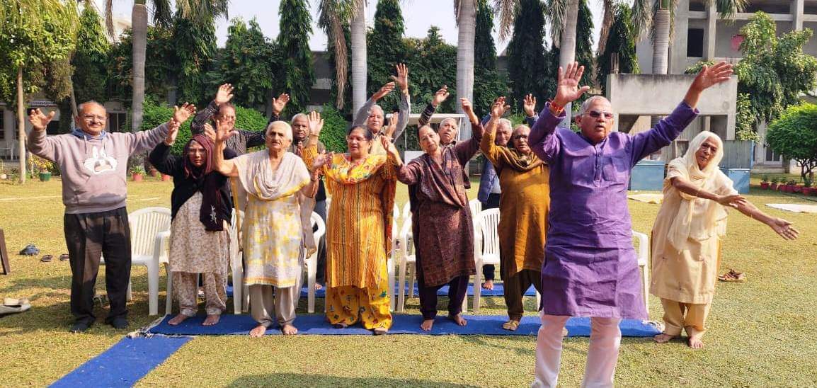 कुरुक्षेत्र। प्ररेणा वृद्धाश्रम में भजनों पर झूमते हुए ।ससाप। विज्ञप्ति