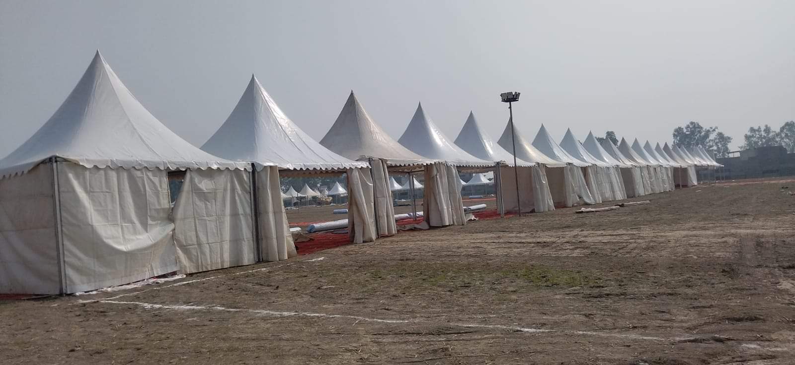 कुरुक्षेत्र। समागम स्थल पर कर्मियों के लिए तैयार की गई हट। संवाद 