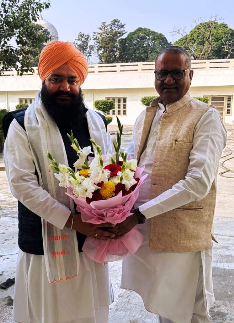 कुरुक्षेत्र। उदासीन पंचायती अखाड़ा के महंत महेश मुनि काे सम्मानित करते अखिल भारतीय अग्रवाल सम्मे