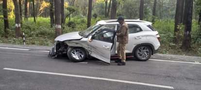 Doctor's car hits crash barrier on Airport-Thano road
