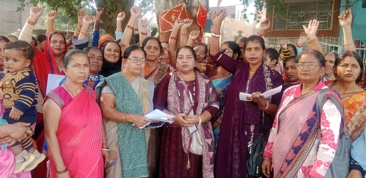 Asha workers reached the SP office to record their statements.