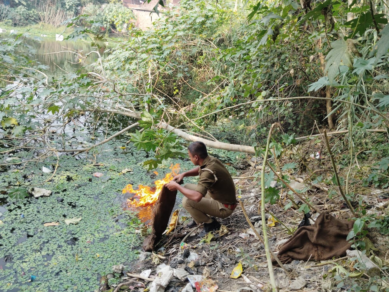 A woman bravely threw a cylinder into a pond after it caught fire while cooking.