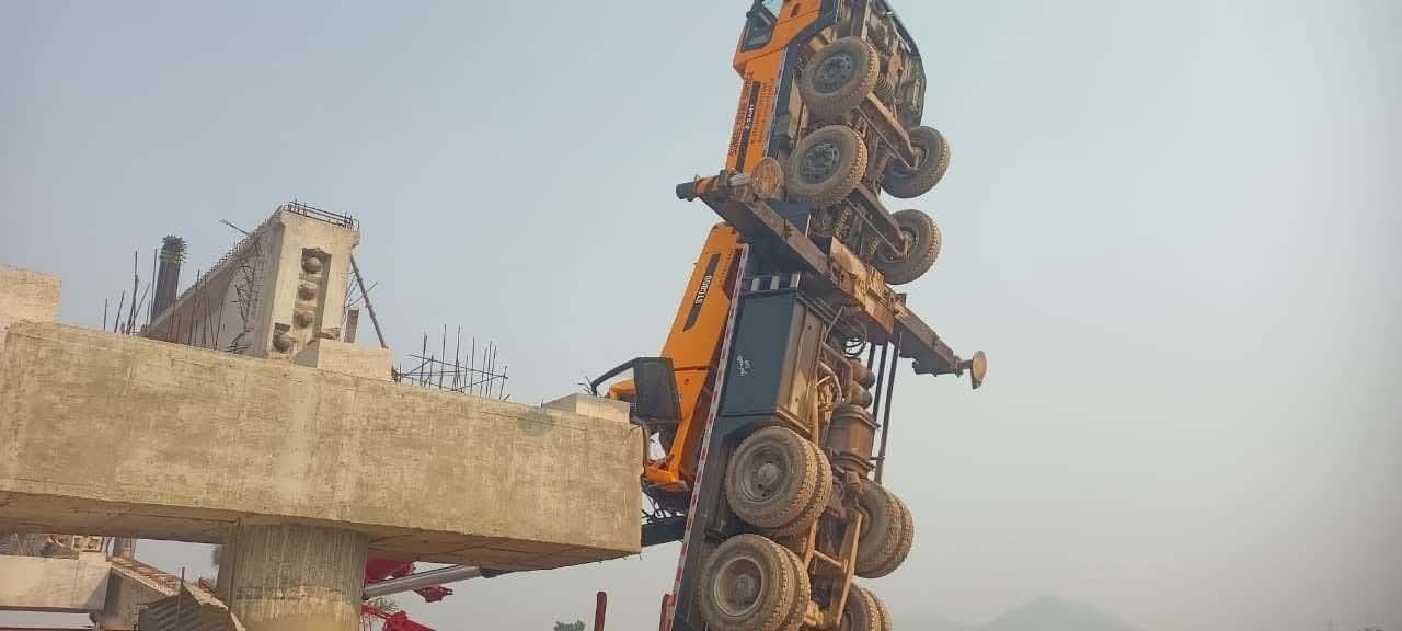 ओवरब्रिज का गार्डर गिरने से उल्टी लटकी क्रेन