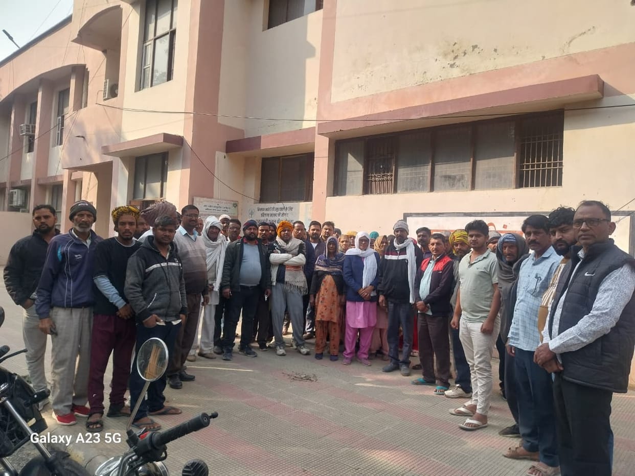 Family meets SP in connection with murder of youth, demands immediate arrest of accused