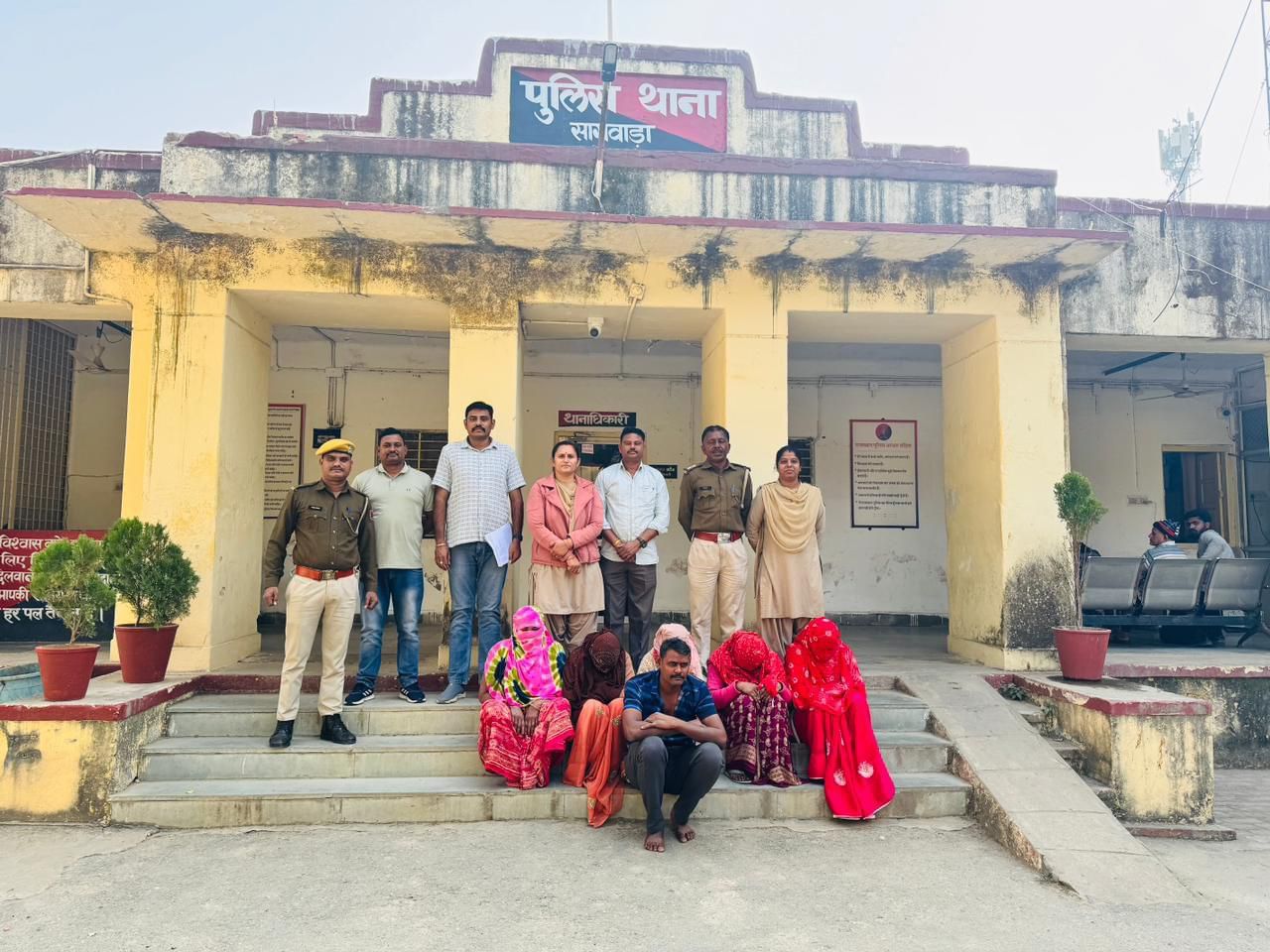 पुलिस की ओर से गिरफ्तार होटल संचालक और महिलाएं।