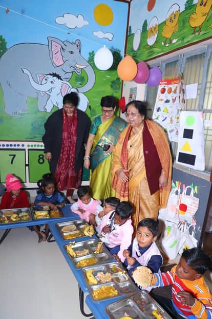 Children sang songs in front of the minister
