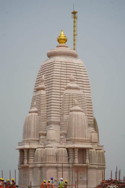 Flag hoisting ceremony: Dharmadhwaj will be hoisted in four minutes amidst the chanting of Vedic mantras.