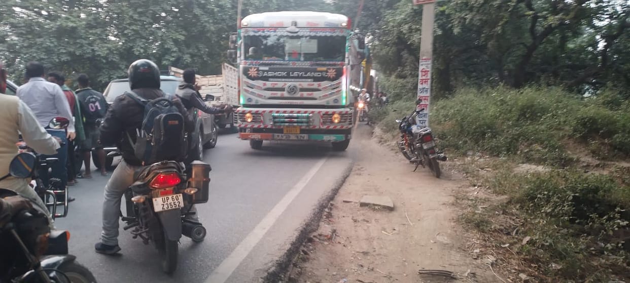A narrow culvert caused a 4-km traffic jam, leaving people stranded for 10 hours.