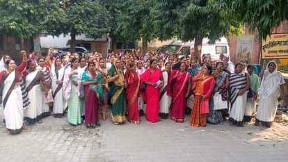 Asha workers raised the slogan of agitation