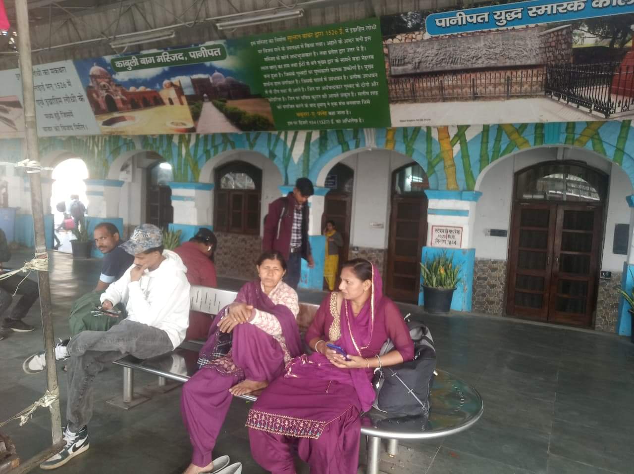 स्टेशन पर ट्रेनों के इंतजार में बैठे यात्री। संवाद