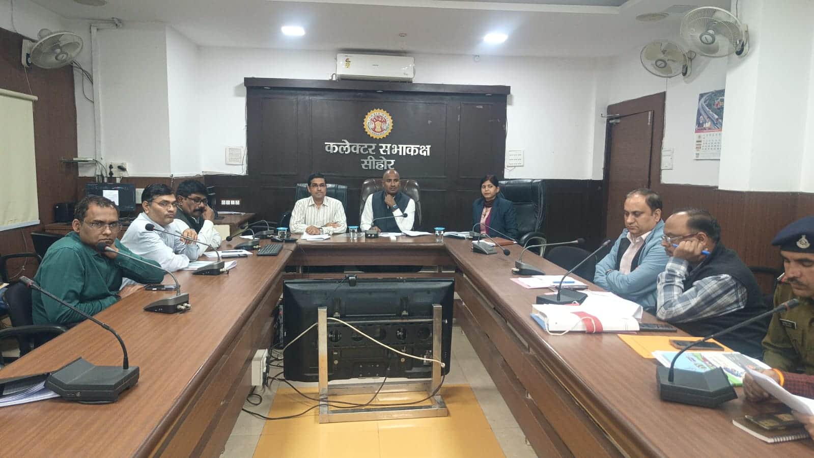 सड़क सुरक्षा पर बड़ी बैठक, कलेक्टर ने जताई कड़ी नाराज़गी