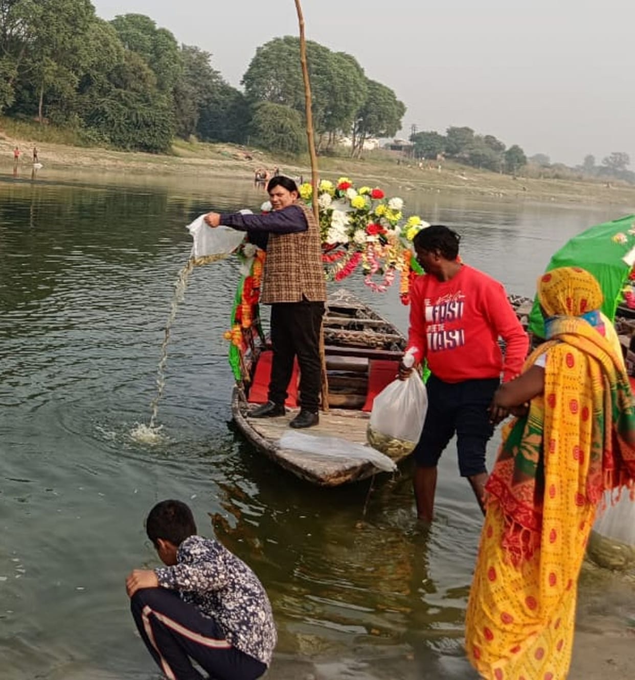 Fish seeds put in Gomti river