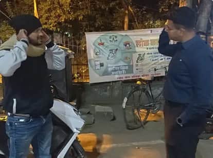 Balaghat News: Policeman Caught Riding Scooter Without Helmet, SP Suspends Him on the Spot and Orders Probe