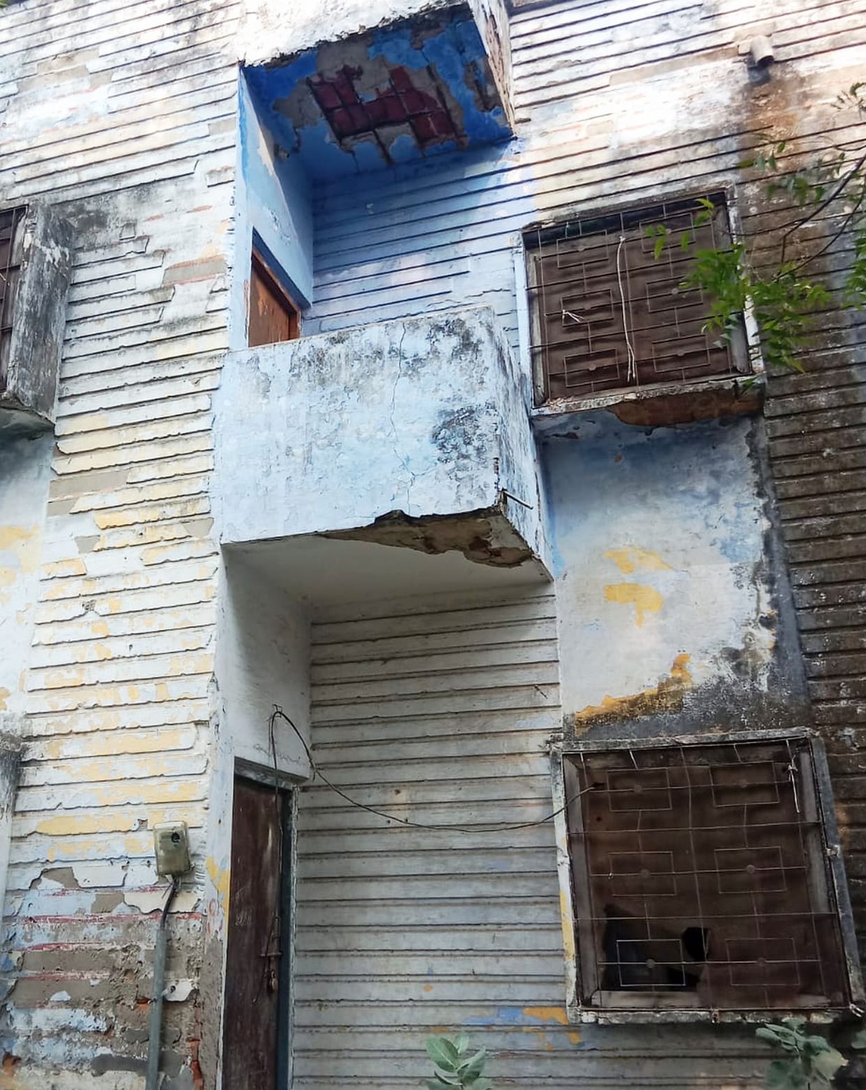 Teachers' colony in disrepair, endangering the lives of teachers and staff