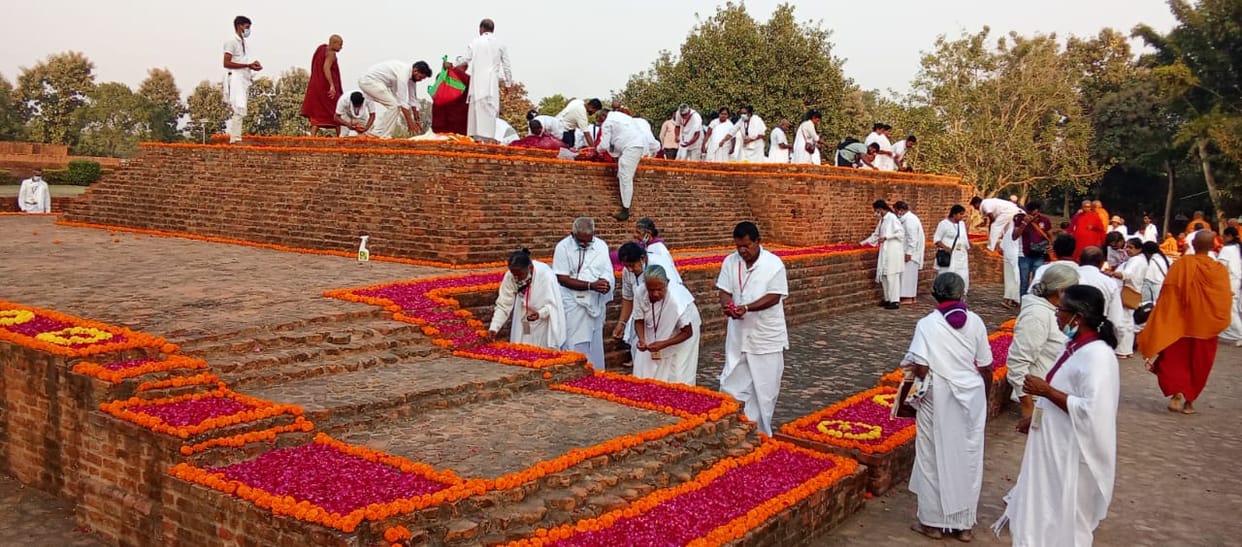 Followers worshipped the Bodhi tree