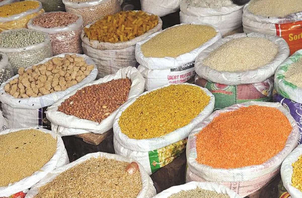 दुकान पर सजी दाल।