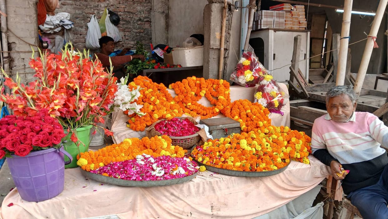 The flower market is fragrant during the wedding season