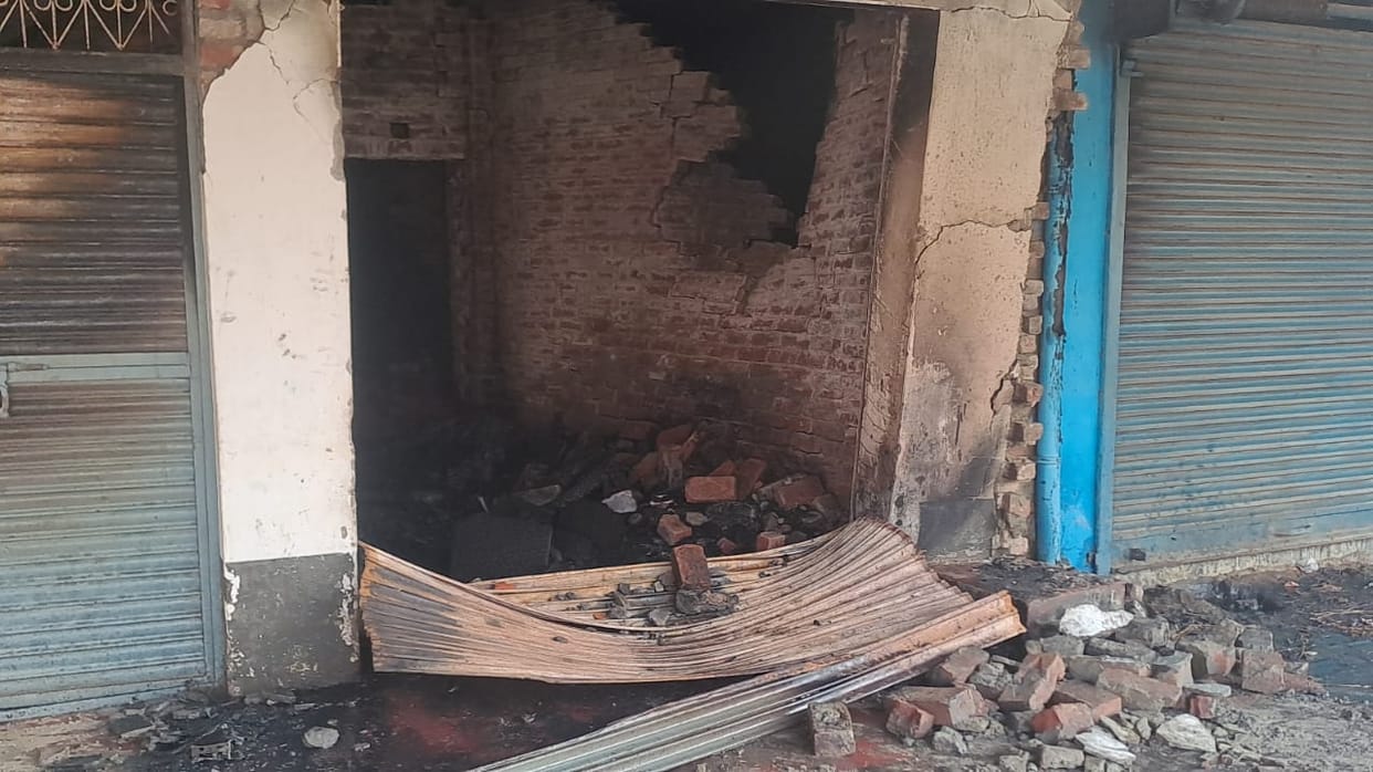 Explosion in auto service center, goods burnt