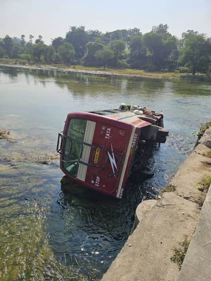 Rajsamand News: Uncontrolled bus full of passengers falls into Banas river