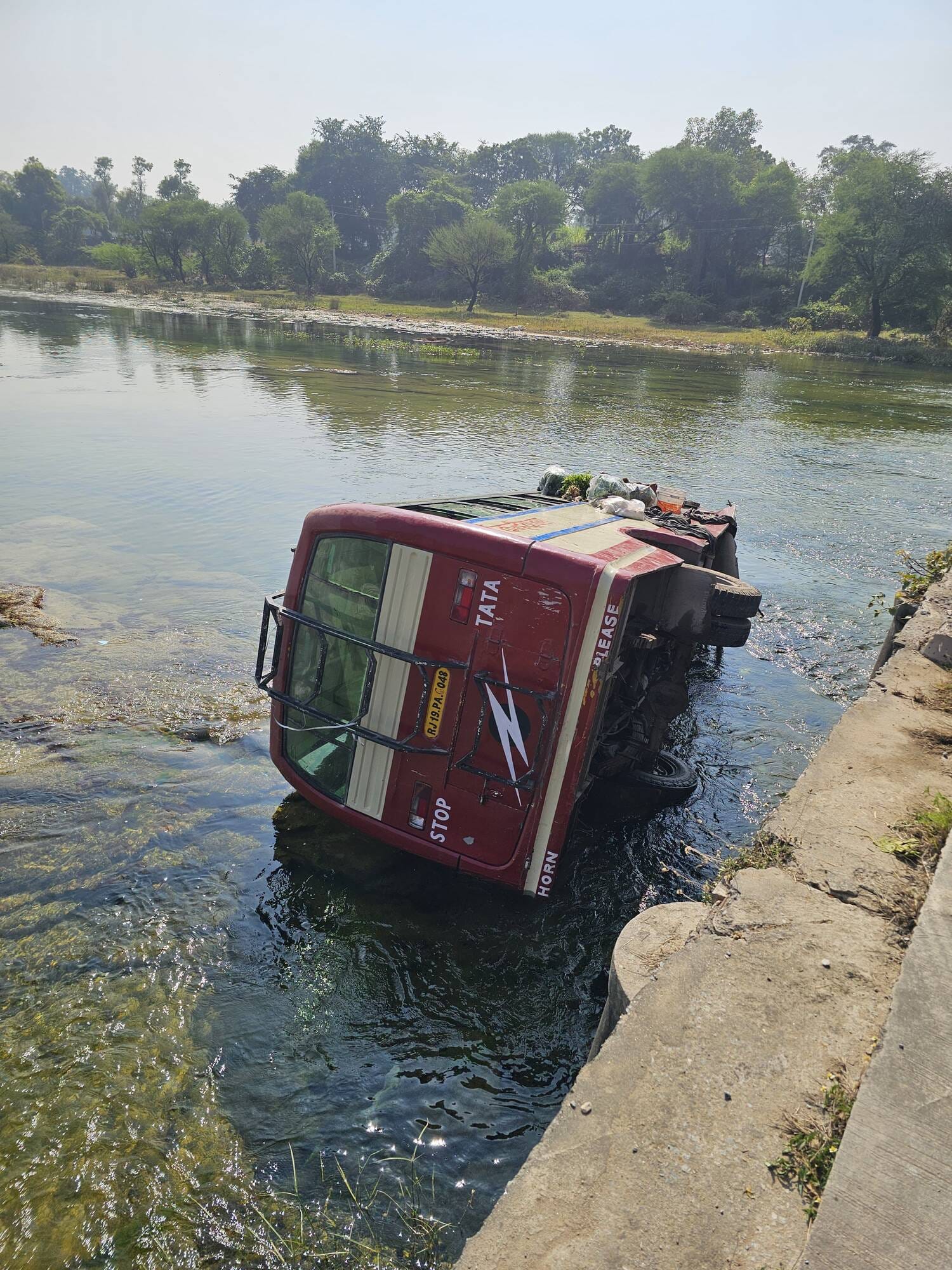 यात्रियों से भरी बस बनास नदी मे गिरी, 15 यात्री घायल