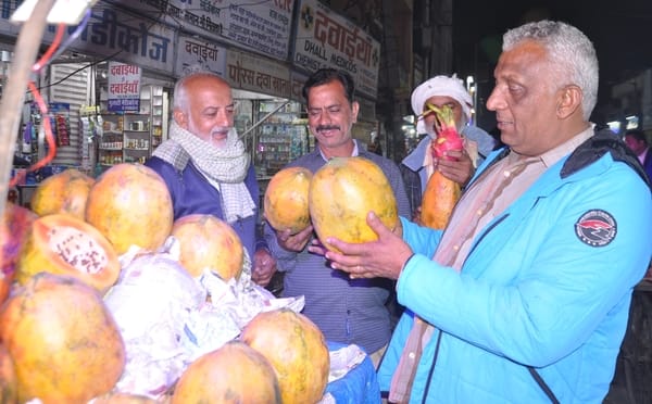 Papaya from Maharashtra dominates the city's fruit market