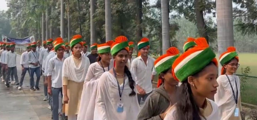 Wearing turbans, children took out a tricolor procession.