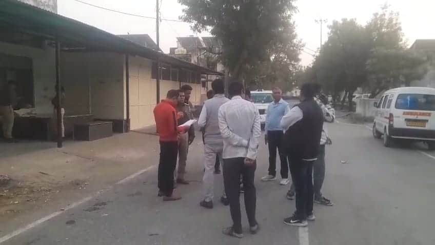 चिकित्सालय में जमा भीड़।