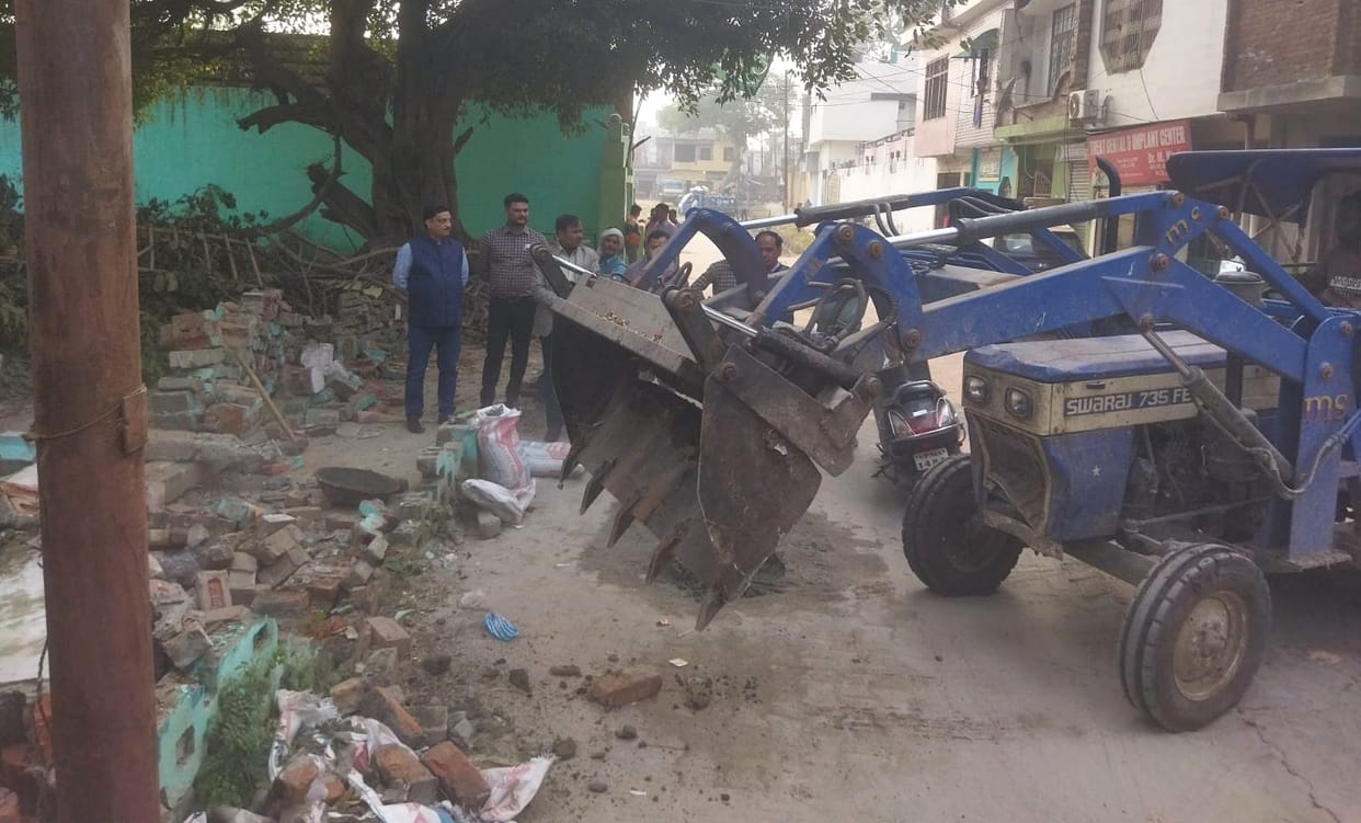 The municipality demolished the illegal construction being carried out at the dargah.