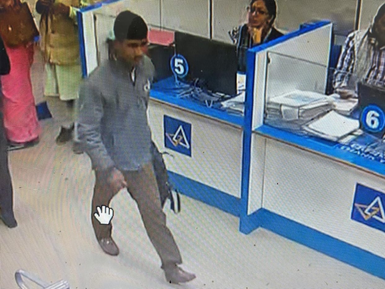 A fraudster escaped with a bag full of money from Canara Bank.