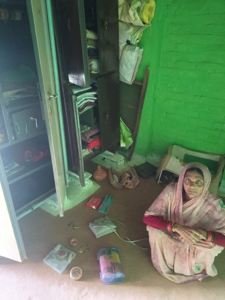 Family members slept, jewellery and cash worth lakhs stolen from two houses