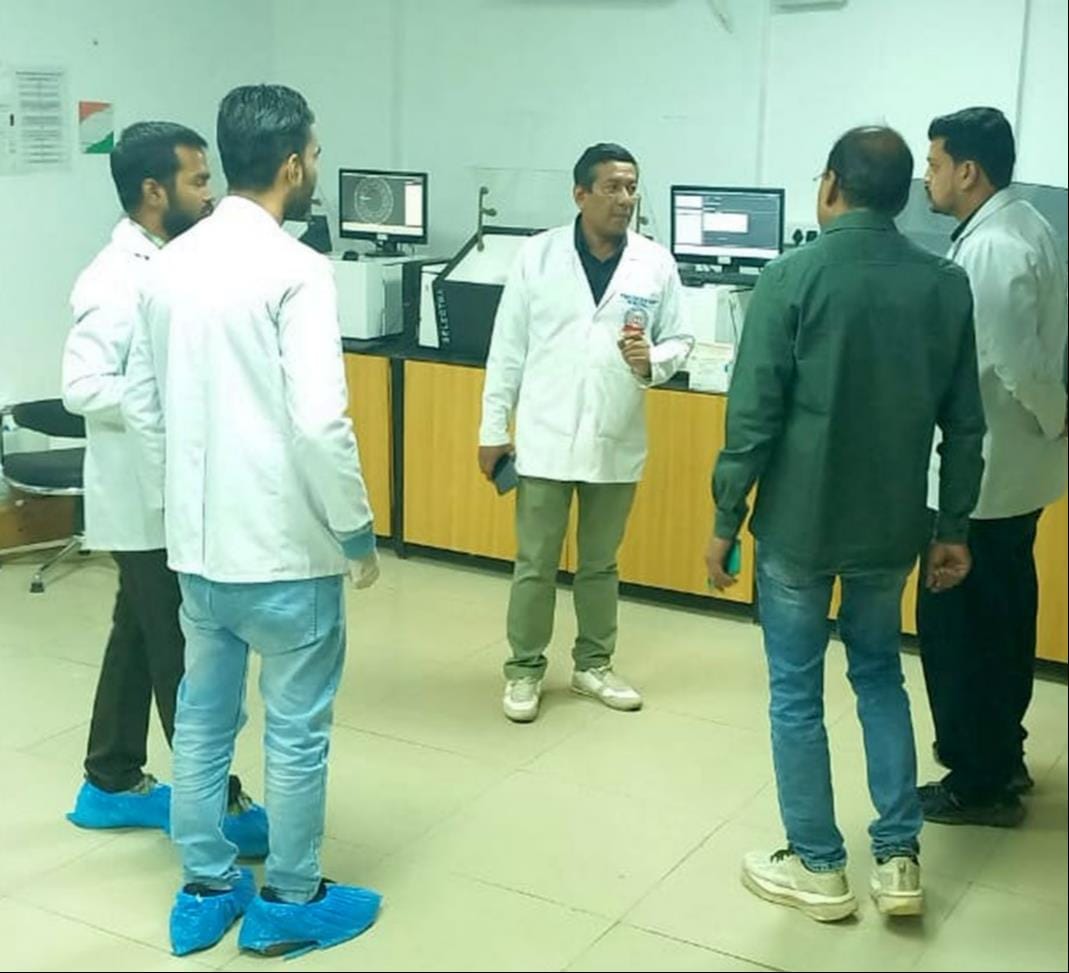 During the inspection of the emergency ward, the principal found patients without sheets on their beds.