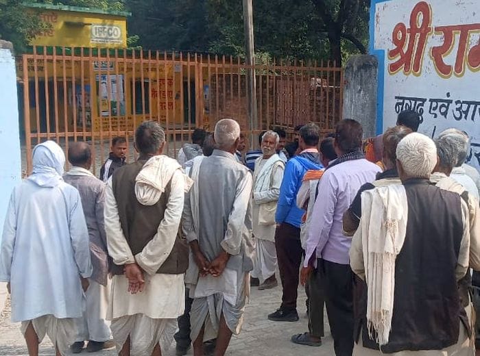 The lock of the committee was not opened till 11 am, farmers remained worried.
