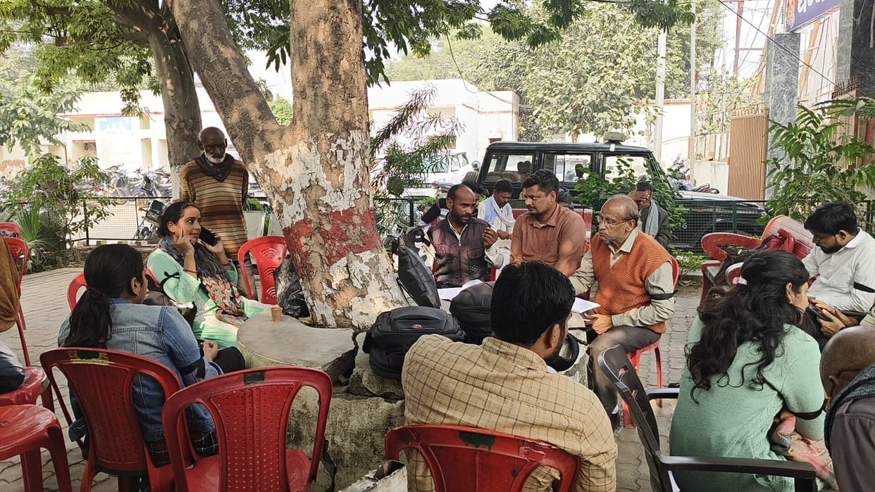 Protested by wearing black bands for restoration of pension