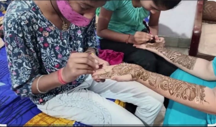 Anu Panchal is making women self-reliant by teaching them how to apply mehndi.