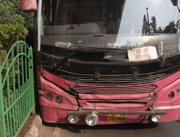 A wheel of a pink bus going to Kaiserbagh came off, an accident was averted.