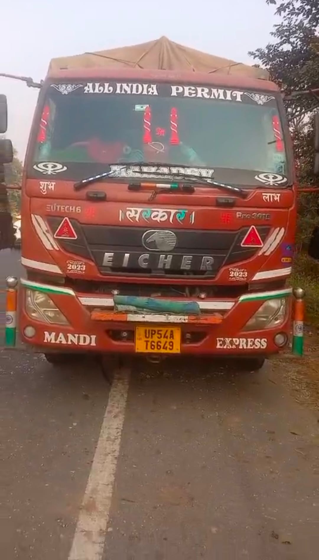 The driver of a DCM parked on the highway was robbed.