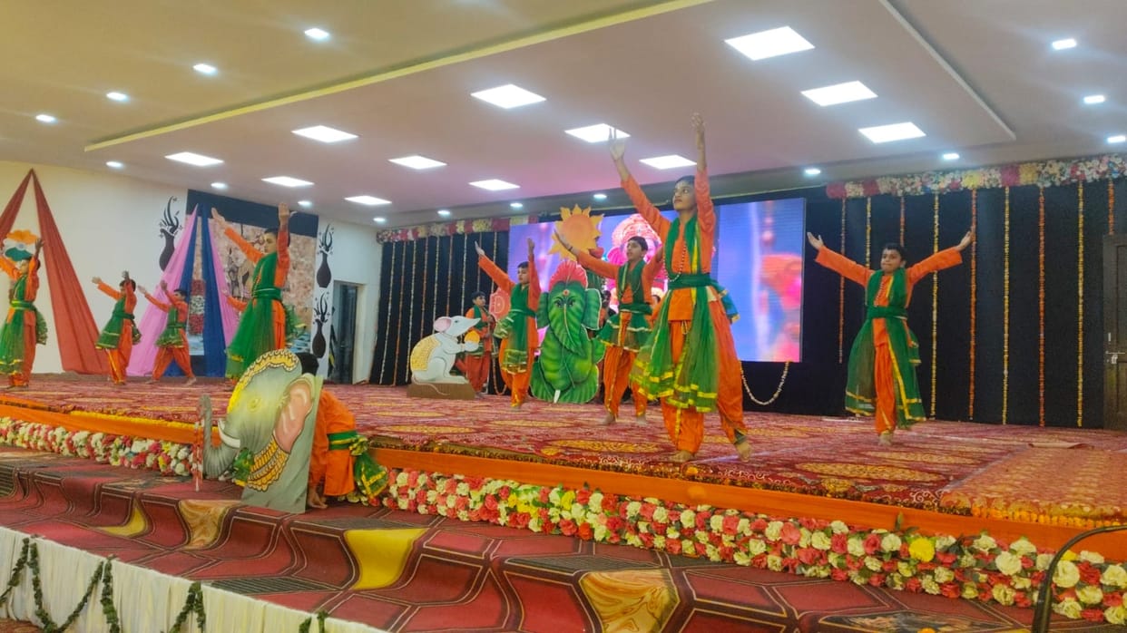 Annual festival Prabhanjan was celebrated with great pomp in Shrimad Bhagwat Geeta Vidyalaya.