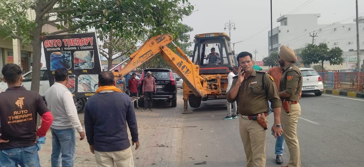 The city administration launched a campaign to remove encroachment, causing panic among shopkeepers.