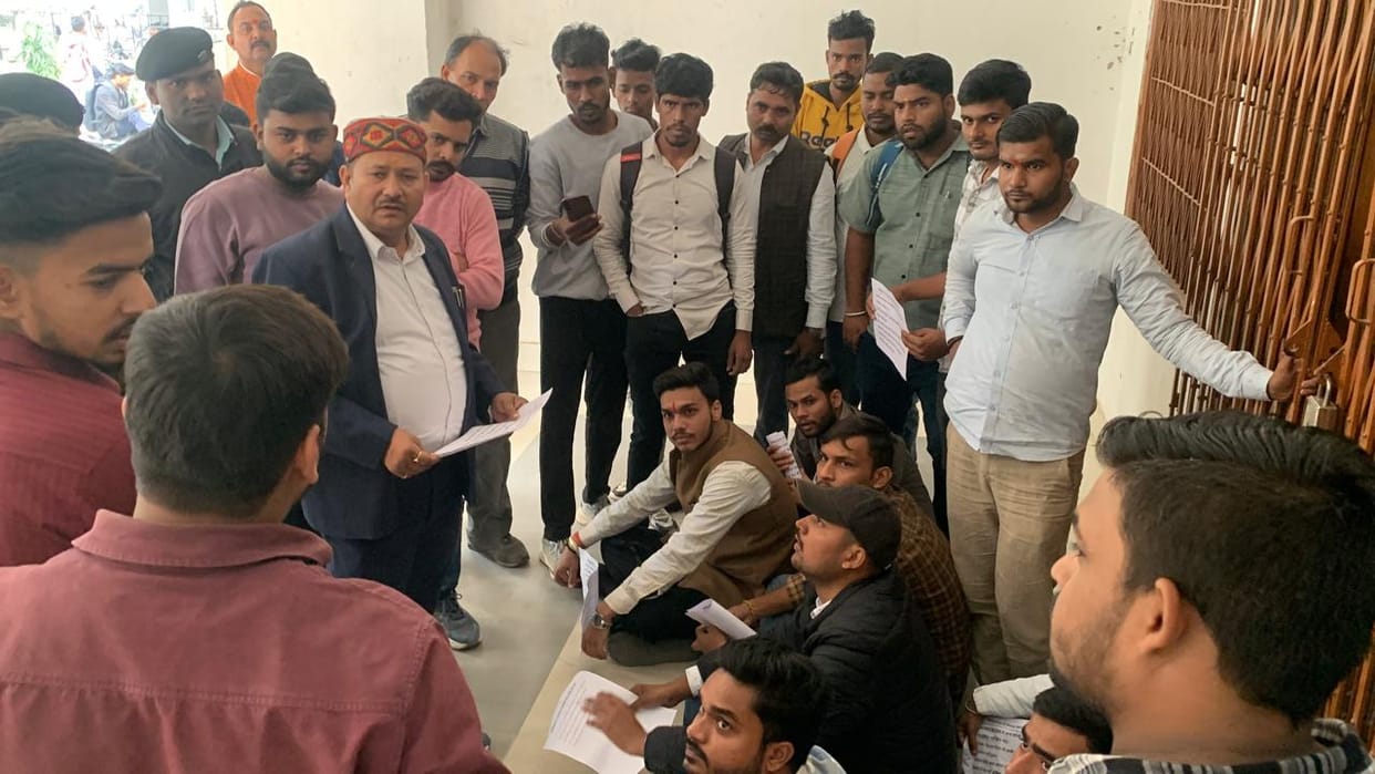 Students protest at Kashi Vidyapeeth hostel over mess