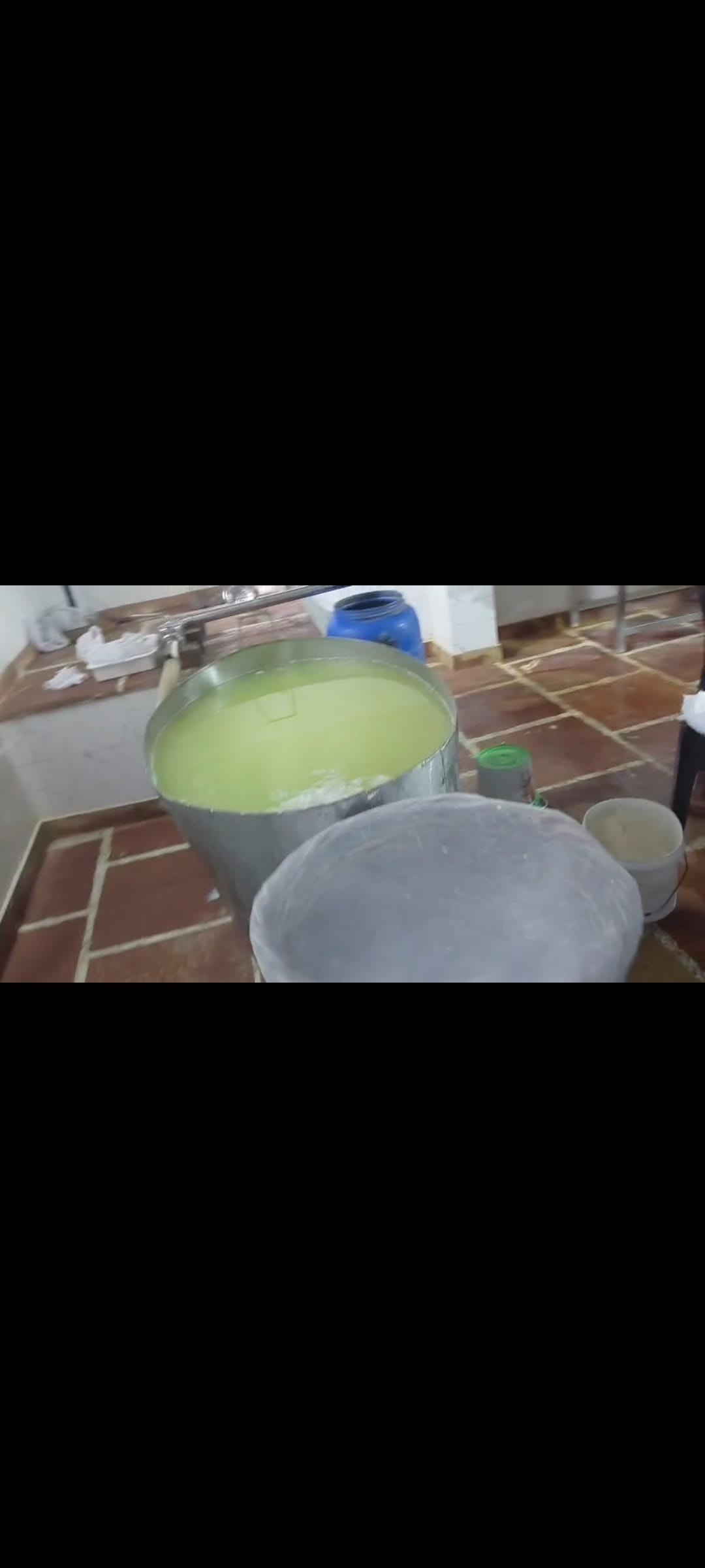 Food department raids, catches man mixing refined milk with spoiled milk and making paneer