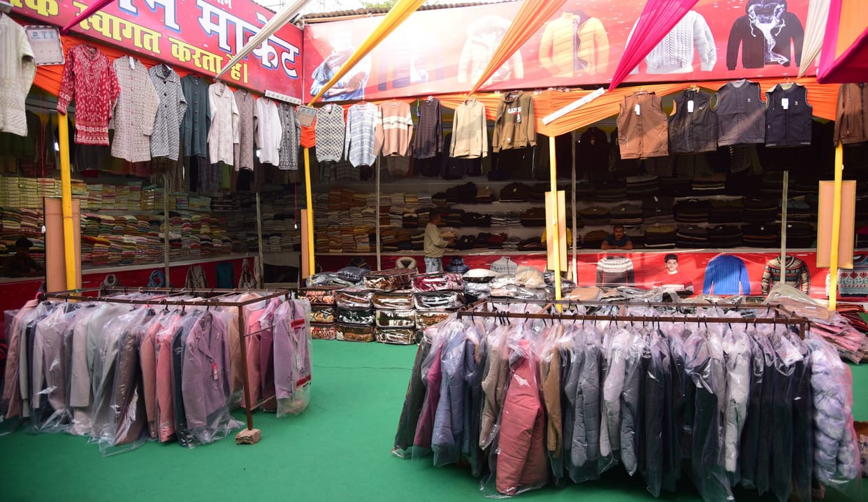 If you want to buy warm clothes at affordable prices, then visit Kashmiri and Shimla markets.