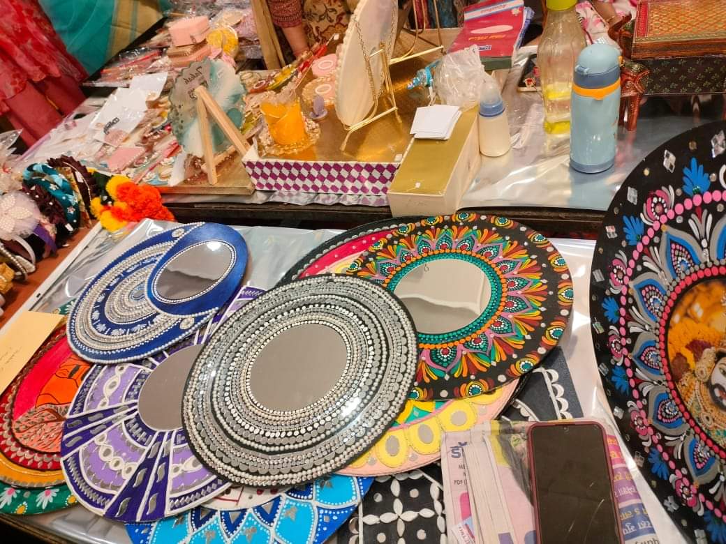 लिप्पन आर्ट के तहत तैयार किए गए उत्पाद। संवाद