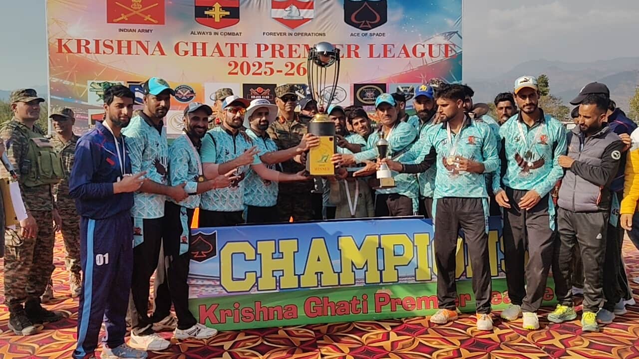 पुंछ में नियंत्रण रेखा पर कृष्णा घाटी प्रिमियर लीग दो के विजेता एल ओ सी कल्ब को पुरूस्कार देते 