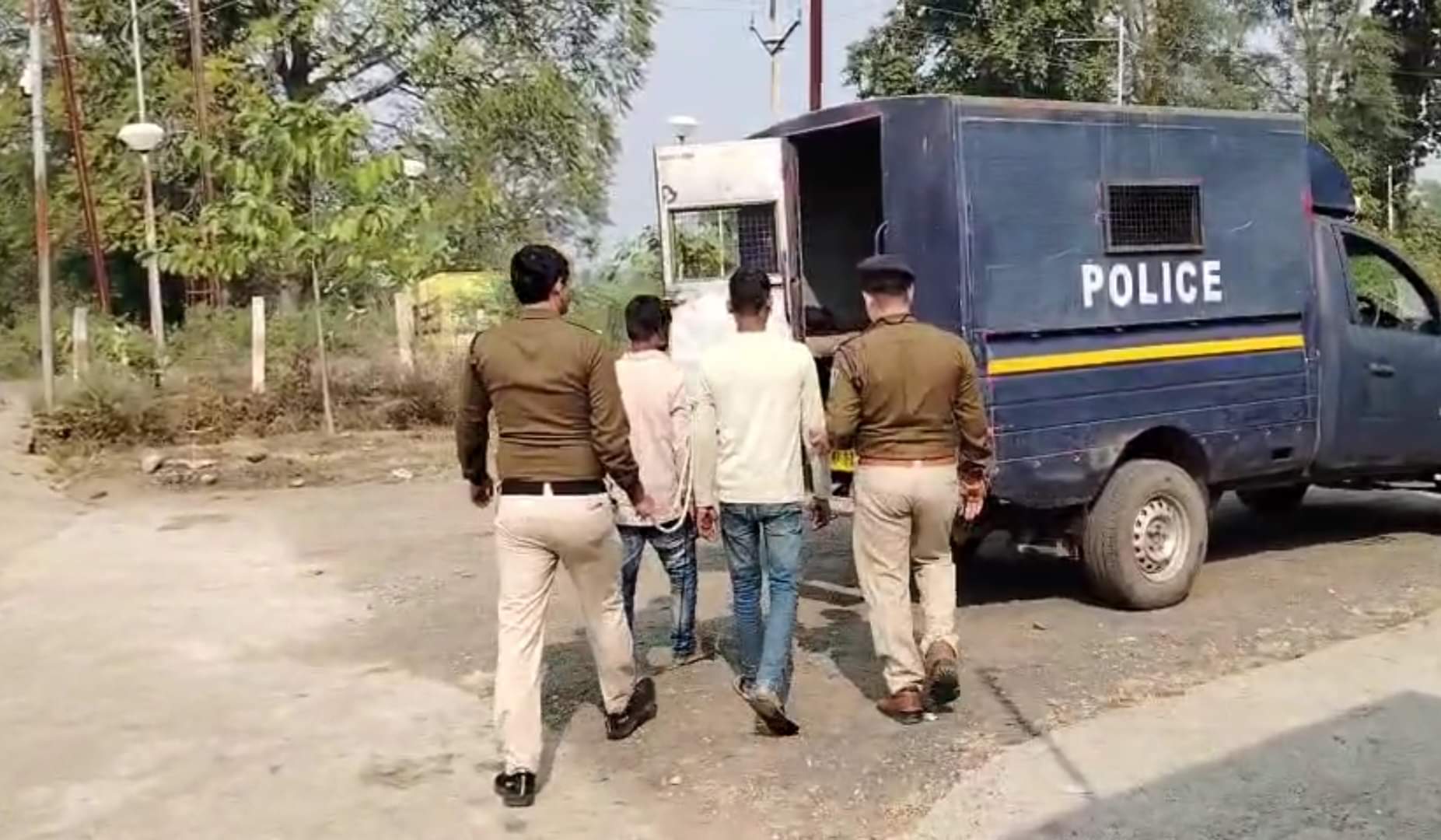 पुलिस गिरफ्त में आरोपी।