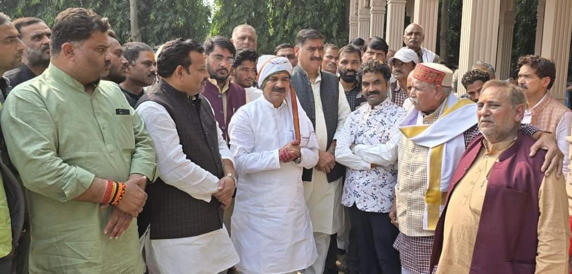 पूर्व ऊर्जा मंत्री स्वर्गीय रामवीर उपाध्याय के पिताजी के अंतिम संस्कार में शामिल सांसद अलीगढ़ स