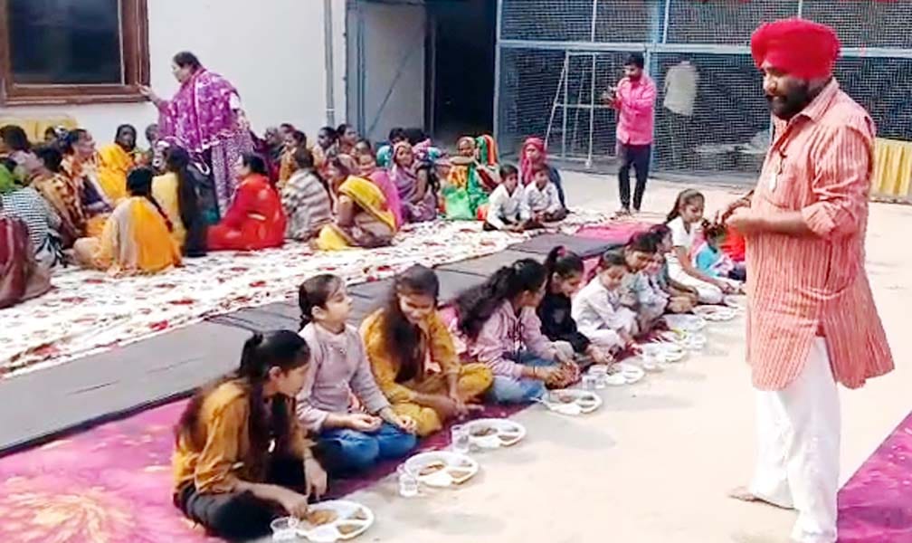 After the story, devotees took prasad in the bhandara.