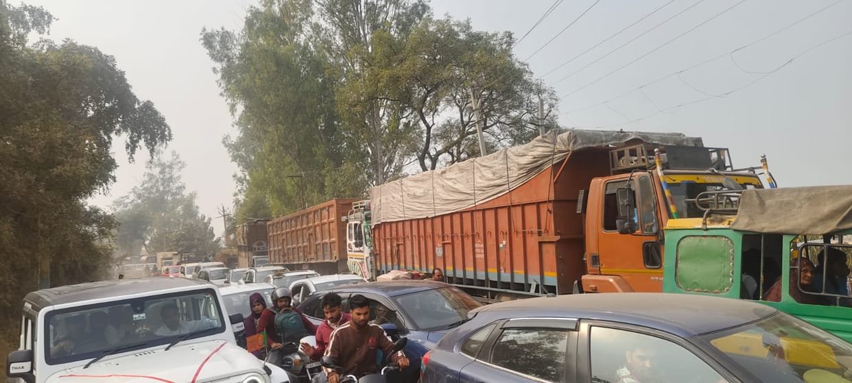 Truck stuck on temporary bridge, vehicles stuck in traffic jam for hours