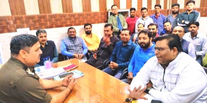 Traders met the station in-charge to reveal the robbery.