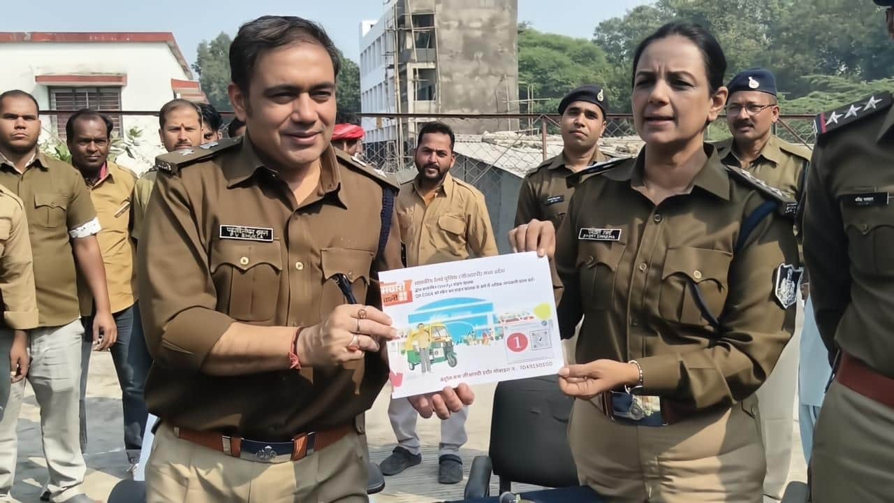 योजना के बारे में बताते पुलिस अधीक्षक इंदौर रेल पद्म विलोचन शुक्ल