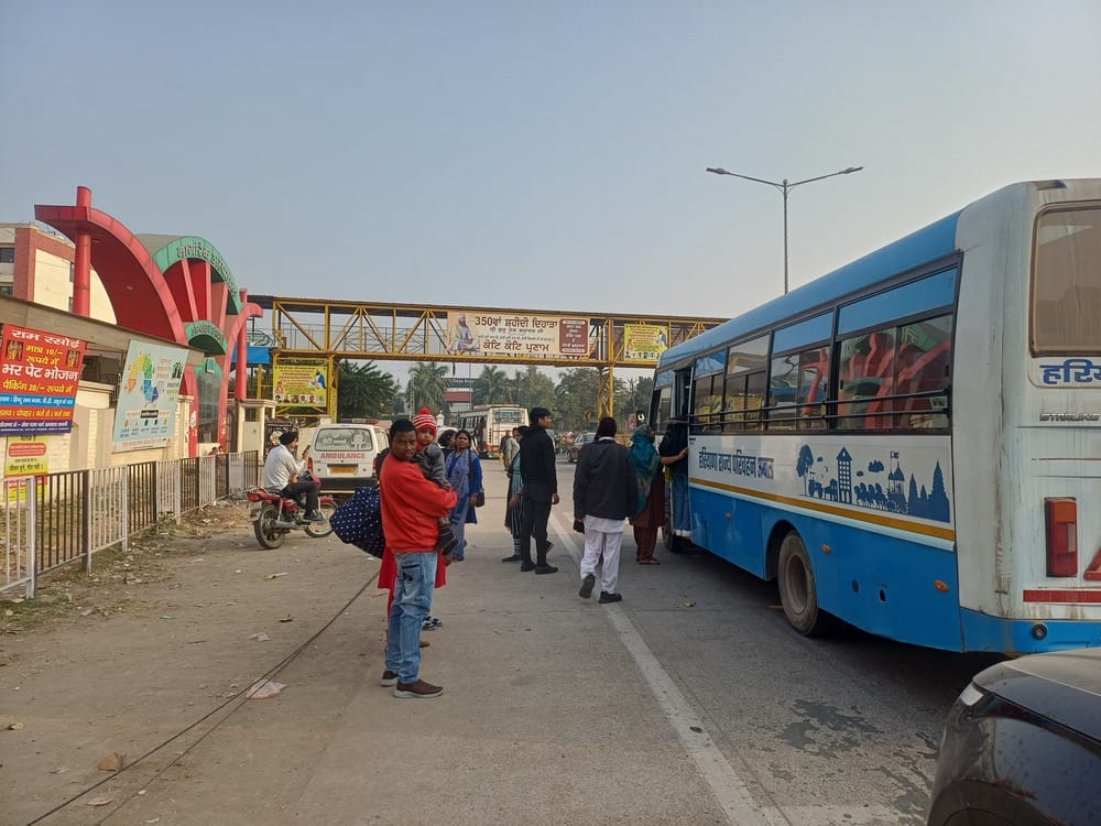 A new bus queue shelter has been built, yet buses are still stopping in front of the hospital.